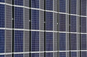 Ar saulės elektrinės pritraukia žaibus: mitas ar realus pavojus